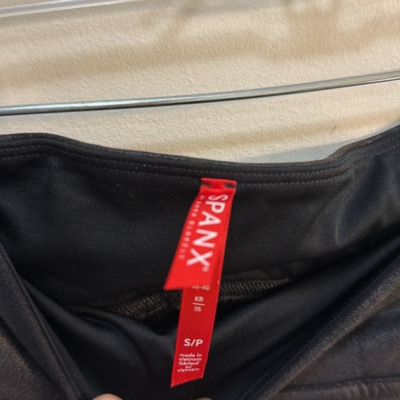 Shiny, faux leather Spanx Full Length Leggings Small Black Rocker Quiet Luxury - Picture 4 of 5